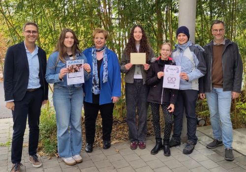 Auszeichnung für den Beitrag bei der unterfränkischen Jufinale. Schülerinnen und Schüler von Röntgenfilm mit Christoph Simon (Bezirksjugendring) und Bezirksrätin Gerlinde Martin