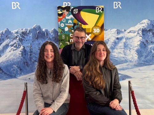 Die Berge waren nur Kulisse, die 500 Euro Preisgeld aber echt! Miriam und Antonia als Vertreterinnen von Röntgenfilm bei der Crossmedia-Preisverleihung beim BR in München.